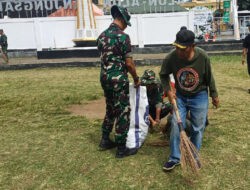 Jelang Shalat Ied, TNI dan Warga Tanjungsari Bersihkan Alun-Alun