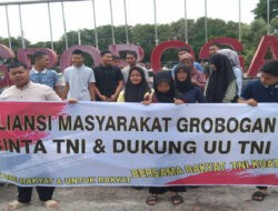 Aksi Damai Aliansi Masyarakat Grobogan Dukung RUU TNI di Alun-alun Purwodadi