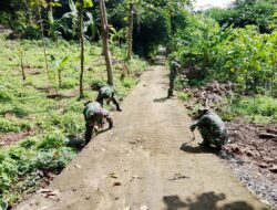 Babinsa Mojosongo Bersihkan Lingkungan di Desa Metuk
