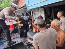 Bantu Pemudik, Polisi Angkut Motor Mogok di Jalan Raya Probolinggo