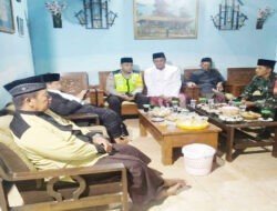 Kompak, Lebaran Idul Fitri Anggota TNI-Polri di Ponorogo Halal Bihalal ke Rumah Warga