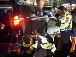 Sigap Polantas Polres Tuban Bantu Pemudik yang Alami Pecah Ban Tuai Pujian