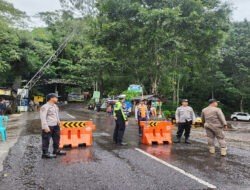 Polres Mojokerto Tutup Jalur Pacet- Cangar Selama Proses Penanganan Longsor