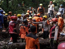 Polisi dan Tim SAR Gabungan Berhasil Temukan 9 Korban Longsor di Pacet Mojokerto