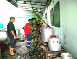 Bentuk Rasa Kepedulian, Babinsa Bersama Relawan BPBD Bantu Dirikan Dapur Umum Untuk Warga Korban Banjir