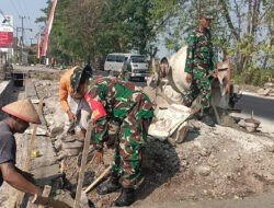 Manunggal dengan Rakyat, Anggota Koramil Kwadungan Gotong Royong Bangun Talud Jalan