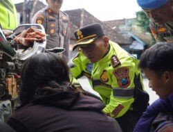 Polres Ponorogo Respon Cepat Bantu Pemudik yang Mengalami Kendala di Jalan