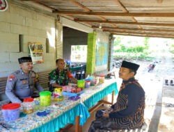 Masih Suasana Lebaran, TNI-Polri di Ponorogo Halal Bihalal ke Rumah Warga