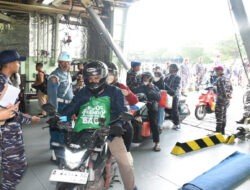 Danlantamal V Lepas Keberangkatan Ratusan Masyarakat Mudik Gratis Dengan Kapal Perang