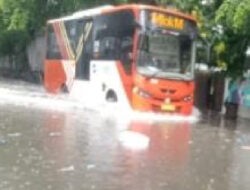Banjir Menggenangi Jalan Srengseng Raya Kembangan Jakarta Barat Tak Kunjung usai