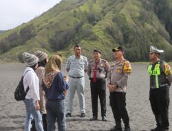 Kapolres Probolinggo Patroli Dialogis di Gunung Bromo Pastikan Keamanan Wisatawan Saat Lebaran