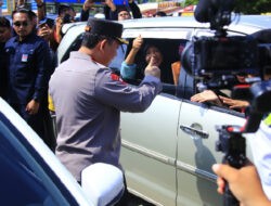 Kapolri Sapa dan Beri Bingkisan ke Pemudik di Tol Kalikangkung
