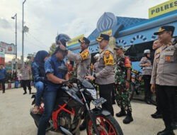 Kapolres Blitar Berbagi Helm Gratis Saat Pantau Arus Balik Lebaran 2025