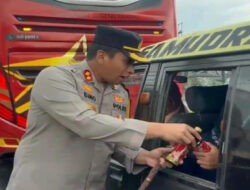 Pantau Arus Balik Lebaran di Mengkreng, Kapolres Kediri Berbagi Minuman Untuk Pengguna Jalan