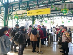 Pastikan Arus Balik Lebaran Lancar dan Aman, Babinsa Purwosari Laksanakan Pemantauan di Stasiun Kereta Api