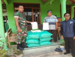 Sertu Ismadi Dampingi Pendistribusian Benih Padi di Wilayah Binaan