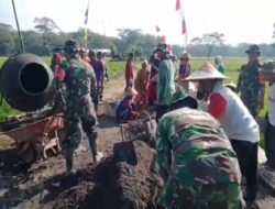 Babinsa Bersama Warga, Sukses Kerja Bakti Pengerasan Jalan