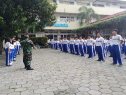 Tingkatkan Kedisiplinan Usai Liburan Sekolah, Babinsa Tegalharjo Berikan Pelatihan PBB di SMA WARGA
