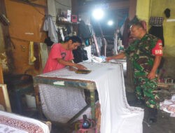 Peduli Potensi Wilayahnya, Babinsa Berikan Motivasi fan Semangat Kerja Kepada Pengrajin Batik Tulis Kauman