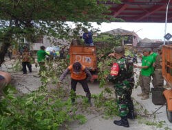 Kerja Bakti Babinsa Bersama Linmas, Dinas Kebersihan dan Warga masyarakat Menyasar Area Underpass Palang Joglo