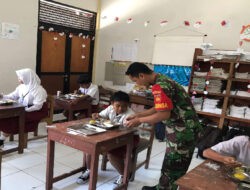 TNI Siap Mendukung Penuh Program Pemerintah, Babinsa Jagalan Bantu Pendistribusian Makanan Bergizi