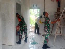 Babinsa Bantu Rehab Rumah Warga Wujudkan Kebersamaan