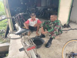 Sambangi Pemilik Bengkel Sepeda Ontel, Babinsa Sumber Sampaikan Pesan