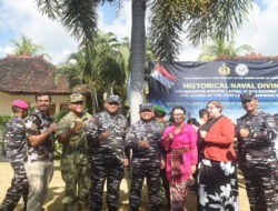 Danlantamal V Hadiri Penyelaman Pemasangan Prasasti dan Bendera Serta Peletakan Karangan Bunga di Area Bangkai Kapal U.S A.T Liberty