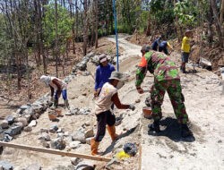 Bantu Warga, Anggota TNI Kodim Ponorogo ikut Kerja Bakti Buat Plesengan
