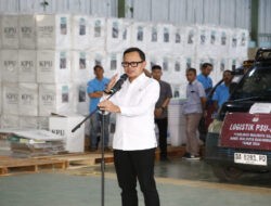Lepas Distribusi Logistik PSU Banjarbaru, Wamendagri Bima Arya: Jangan Ada PSU di Atas PSU