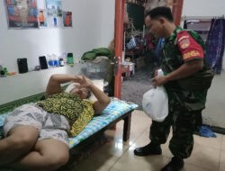 Jenguk Warga Yang Sakit, Wujud Nyata Kepedulian Babinsa Kepatihan Wetan Kepada Warga Binaan