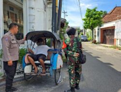 Komsos dengan Tukang Becak Babinsa Laweyan Ingatkan Agar Selalu berhati-hati dan Tertib Berlalulintas