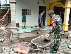 Bantu Warga, Anggota TNI Kodim Ponorogo Ikut Pasang Keramik