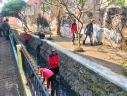 Cegah Banjir Saat Hujan Deras Tiba, Babinsa Purwosari Tak Segan Terjun Ke Parit Bersihkan Sampah dan Rumput Liar