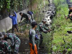 Menyatu Dengan Alam, Kodim 0735/Surakarta Gandeng Seluruh Elemen Masyarakat Laksanakan Pembersihan Anak Sungai Gajah Putih