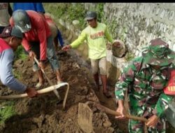 Anggota Kodim Ponorogo Kerja Bakti Pembersihan Saluran Air Bersama Warga