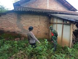 Tanah Bergerak Rusak Rumah Warga di Trenggalek, Babinsa dan Bhabinkamtibmas Sigap Amankan Lokasi