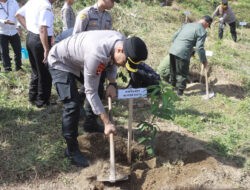 Peduli Lingkungan, Polres Blitar Kota Bersama Forkopimda Tanam Pohon di Area Bekas Tambang