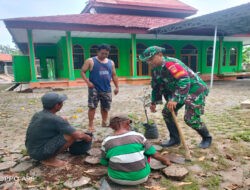 Babinsa Klego Jaga Lingkungan Masjid Tetap Asri