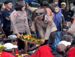 Polisi Berbagi Gorengan Hingga Bersihkan Sampah Usai Aksi Mayday di Kota Malang, Netizen: Ini Baru Humanis