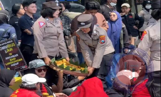 Polisi Berbagi Gorengan Hingga Bersihkan Sampah Usai Aksi Mayday di Kota Malang, Netizen: Ini Baru Humanis