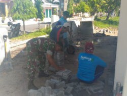 Aktif di Desa Binaan, Babinsa Kodim Ponorogo Bantu Warga Pasang Paving