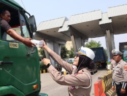 Jumat Penuh Keberkahan Bagikan Makanan dan Minuman