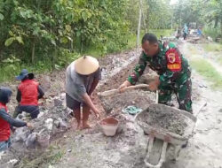 Membangun Desa Bersama Warga, Babinsa Koramil Karanganyar Bantu Kerja Bakti Perbaikan Jalan