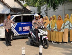 Hardiknas, Polisi Kenalkan Program Keselamatan Berkendara Edukasi Santri di Kediri