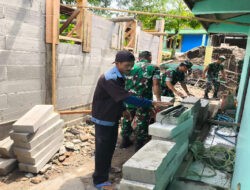 Babinsa Gotong Royong Bangun Rumah Warga