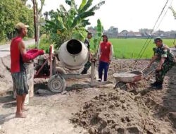 Babinsa Gotong Royong, Perbaiki Bahu Jalan Demi Keamanan dan Kelancaran