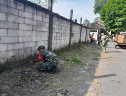 Wujudkan Bakti TNI Dengan Rakyat, Babinsa Joyotakan Bersama Masyarakat Kerja Bakti