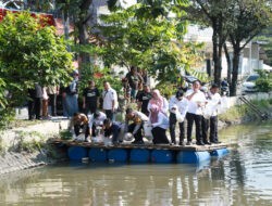 Kolaborasi Polisi bersama PWI Jaga Kelestarian Lingkungan dan Ketahanan Pangan Tebar Benih Ikan di Sungai Jombang