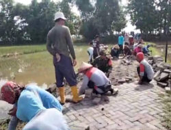 Bangun Desa Bersama Warga, Anggota TNI Kodim Ponorogo Kerja Bakti Perbaikan Jalan
